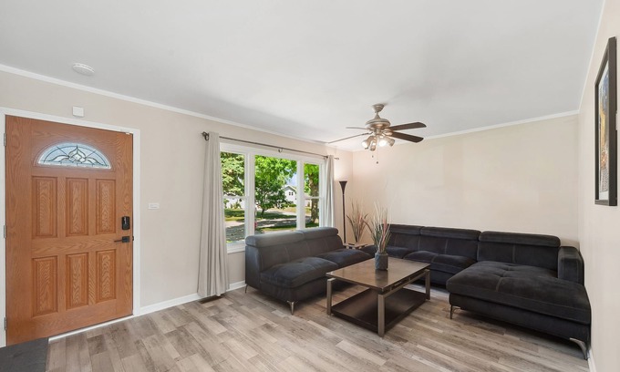 Schaumburg House | Single Family home in Schaumburg, IL 3 bed/ 2 full baths/ fully fenced backyard