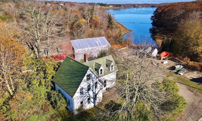 Pemaquid Beach House | Single-family home situated on the waterfront in the beautiful midcoast Maine