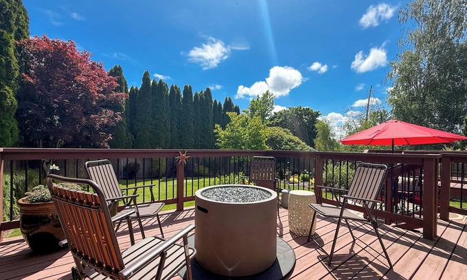 Dundee House | Single Level, 2 Kings, Fire Pit, Comfort in Downtown Dundee
