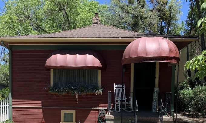 Prescott House | Single level cottage 6 blocks to Courthouse square