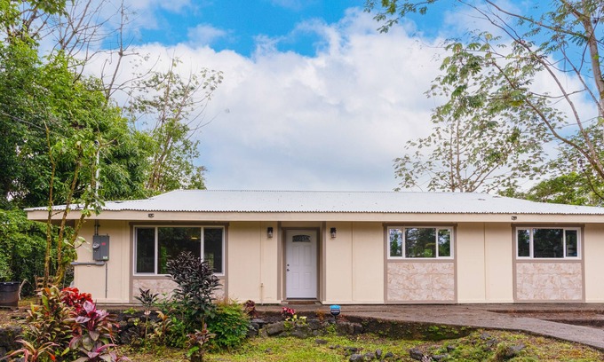 Kapoho House | Single-level, dog-friendly home with a full kitchen, washer/dryer, patio
