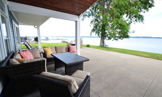 Oaks Corners Bed & Breakfast | Single Level Lakefront Paradise. Pool, Hot Tub, Kayaks and More. Sleeps 10 Adults