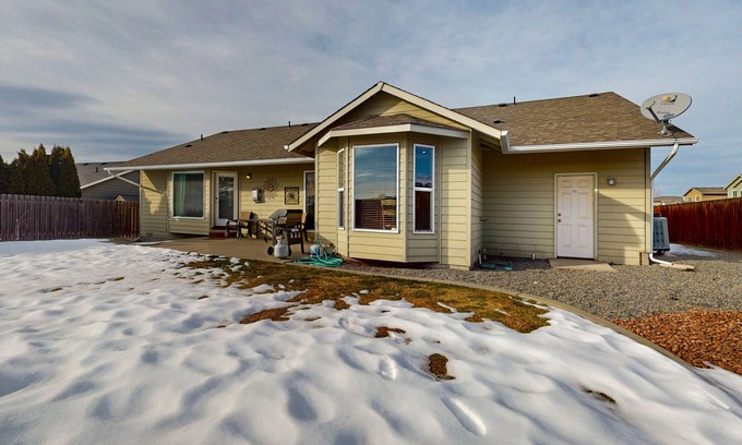 East Wenatchee House | Single-Level Ranch Home with WiFi, Grill, & Big Backyard - Near Town