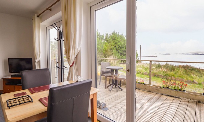 Geary Cottage | SINGLE MALT COTTAGE, romantic, with a garden in Dunvegan
