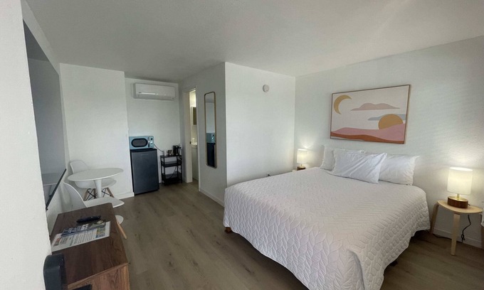 Lake City Apartment | Single Queen Room (main level)