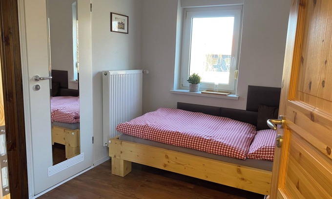 Cossebaude Apartment | Single room with shared kitchen at HOFGOHLIS