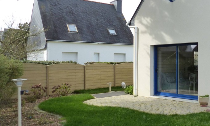 Loctudy Apartment | Single-storey apartment for 2 people, adjoining the owners, 300 m from the sea