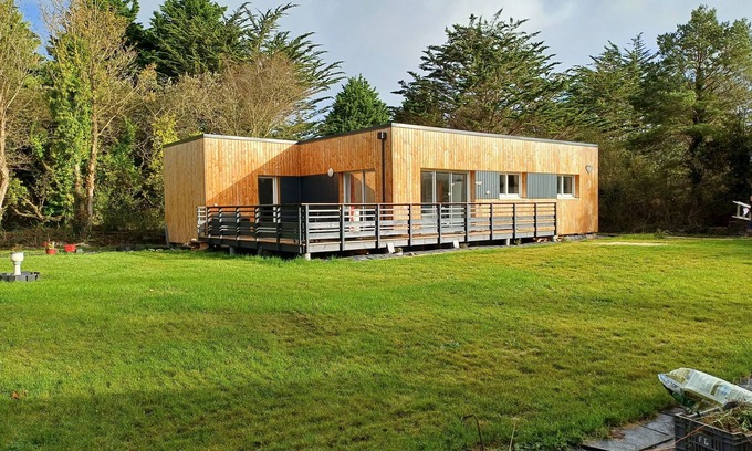 Keremma House | Single-storey house. In a quiet wooded garden 300m from the beach.