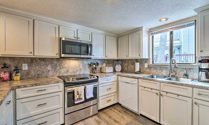 Fairfield Bay Apartment | Single-story Fairfield Bay Condo w/Deck!