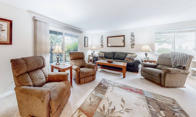 Gresham House | Single-story townhome with 2 patios, outdoor pool & great location near Gorge