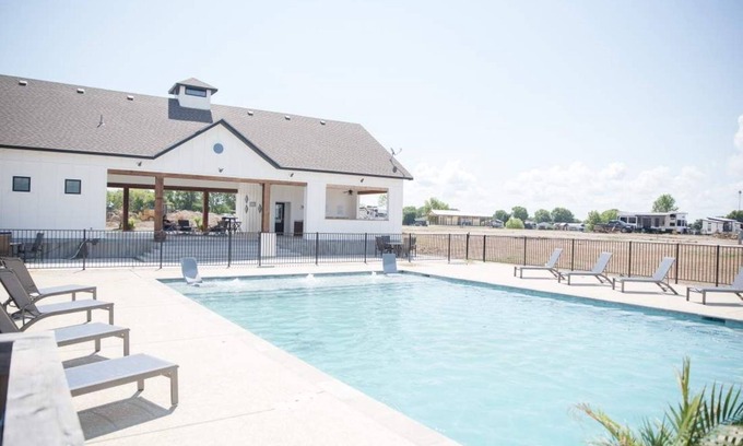 Kerens RV Rental | Site 182 @ Peninsula Point