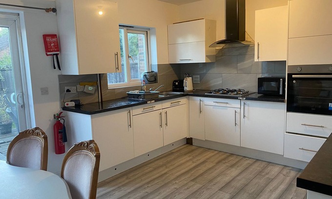 Sittingbourne House | Sittingbourne Serenity - Spacious 4-Bed House