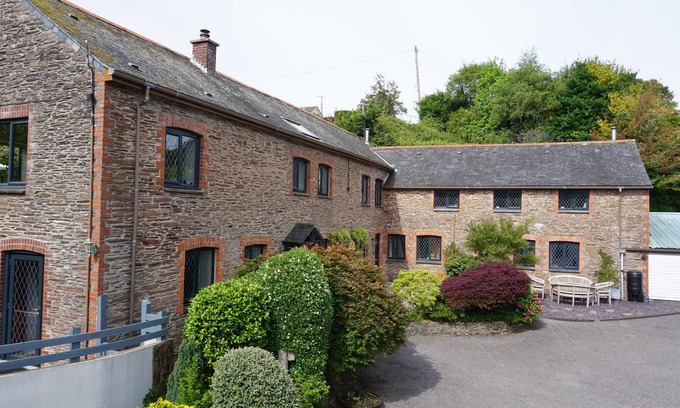Slapton House | Situated in a quaint village-walking distance to Slapton Sand Beach & Ley
