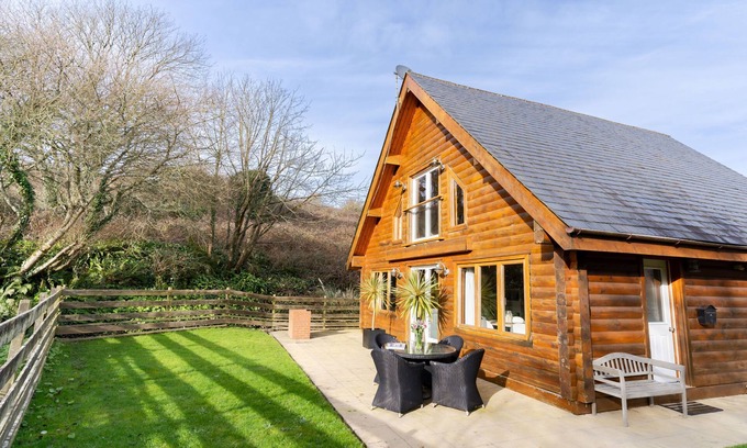 Little Petherick Cabin | Situated in the idyllic Cornish village of Little Petherick, nestled in the picturesque wooded valle