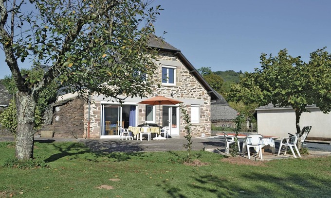 Voutezac House | Situated in the core of a beautiful village, this independent vacation home with large garden and la