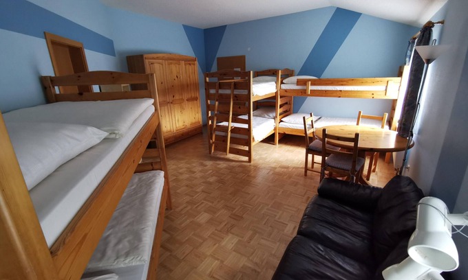 Neubulach Apartment | Six-bed room