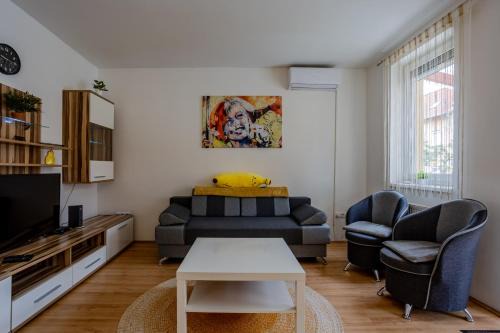 Pecs Apartment | Six Corners - Sunny Corner