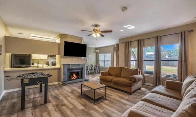 San Antonio House | Six Flags/SeaWorld/La Cantera