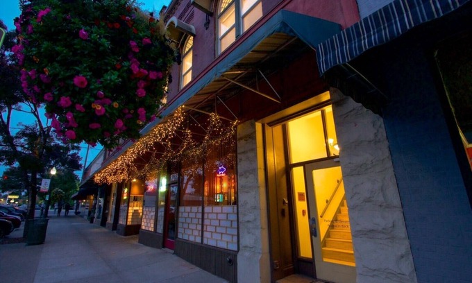 Walla Walla Apartment | Six — Two Queen Beds, Historic Downtown Apartment in Nicely Appointed Building on Main Street