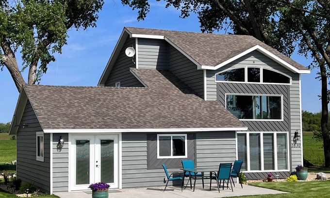 Madison House | Skeet's Retreat: Lake Herman's Hidden Gem of Adventure and Relaxation! Sleeps 8