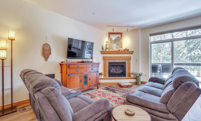 Willow Grove Condo | Ski & Explore: Silverthorne Gem w/Hot Tub Access!