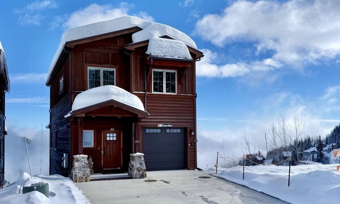 Sandpoint Ski Chalet | Ski for free! Ski in/out Above Schweitzer Village