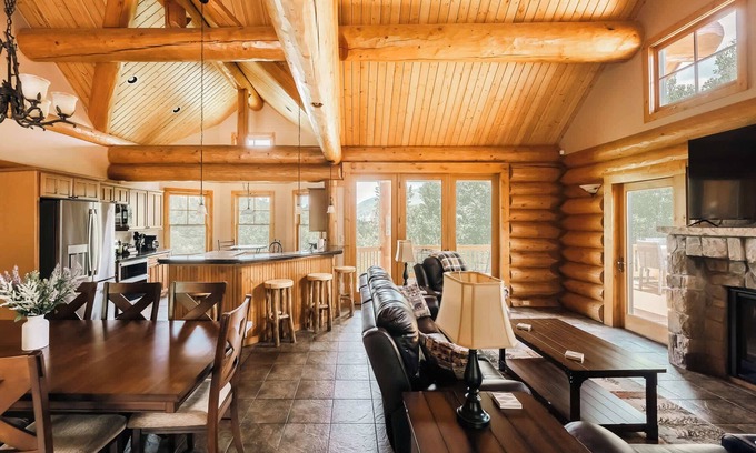 Three Peaks Cabin | Ski, Hike, Relax - Log Cabin with Views + Hot tub