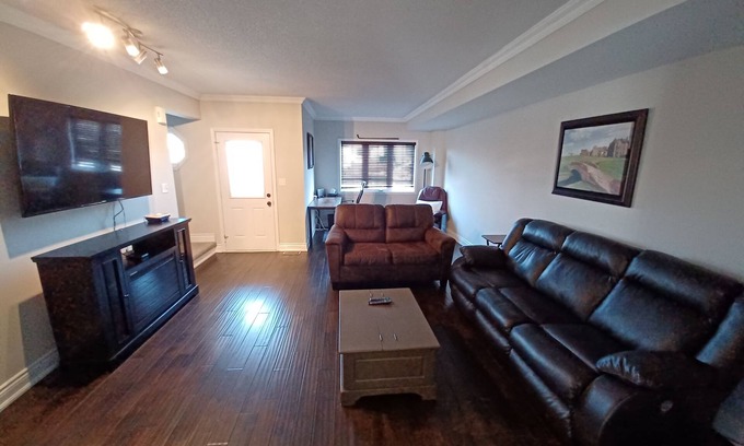 Barrie House | Ski hills and Hockey rinks close by