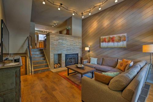 Four O'Clock House | Ski-In Breckenridge Abode Walk to Main St and Lifts