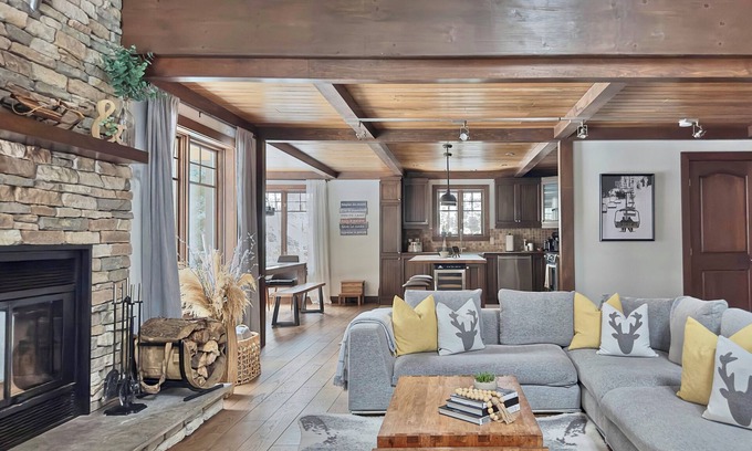 Saint-Faustin-Lac-Carre Ski Chalet | ❤️ Ski in/Ski out, Hot Tub & Pool Table - Mont-Tremblant