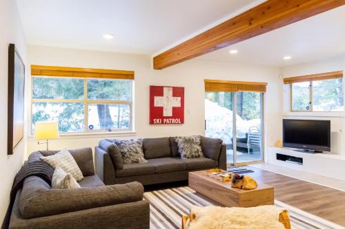 Blackcomb House | Ski in Out, Great Location, Free Shuttle Bus