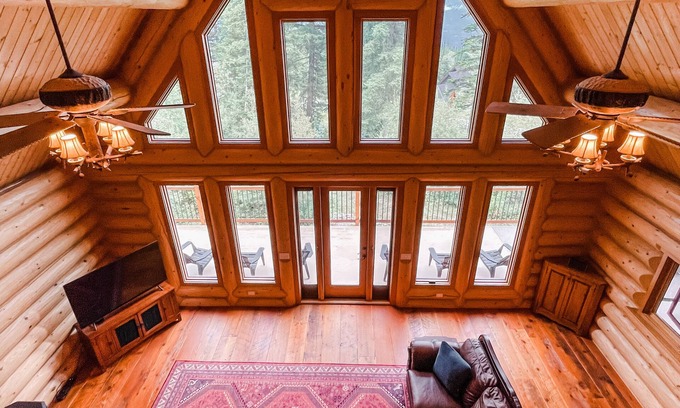 Golden Ski Chalet | Ski-In/Out Log Cabin w/Hot tub and Sauna