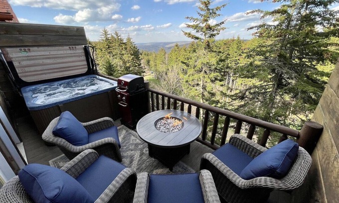 Snowshoe House | Ski In/Out @ Loggers 16 - Private Hot Tub, 3 Kings, PS5, 85" TV, Rec+Gear Rms