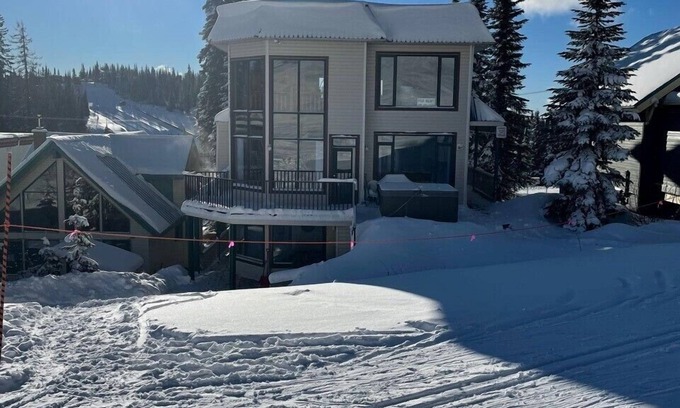 Silver Star Mountain House | Ski-in/out Silver Star home to Nordic trail & 100 m to Alpine Meadows chairlift!