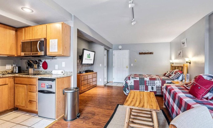Four O'Clock Apartment | Ski-In/Out Walk to Town Hot Tubs