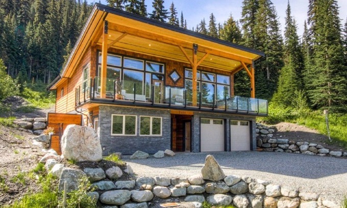 Fairways Ski Chalet | "Ski in-Shuttle out" Altitude Chalet, Hot Tub, Mtn Views, close to village,