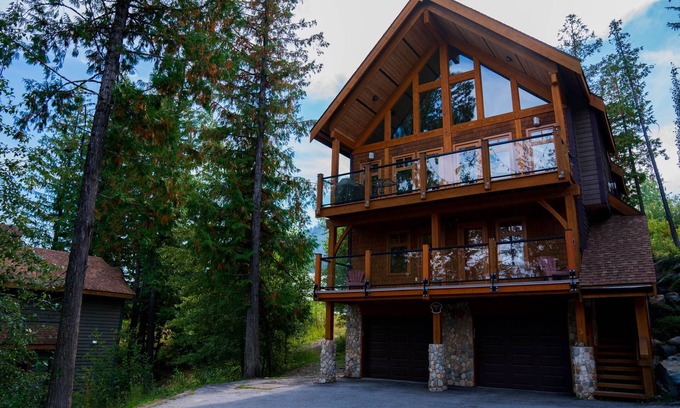 Rossland Resort | Ski In, Ski Out Awesomeness!