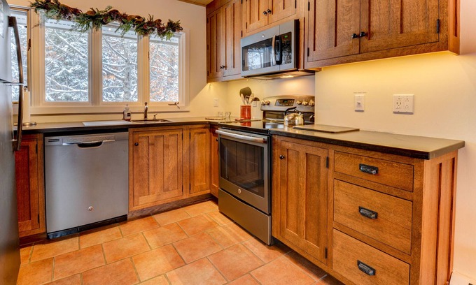Bretton Woods Condo | SKI IN/SKI OUT, BRETTON WOODS TOWNHOUSE, MOUNTAIN VIEWS!