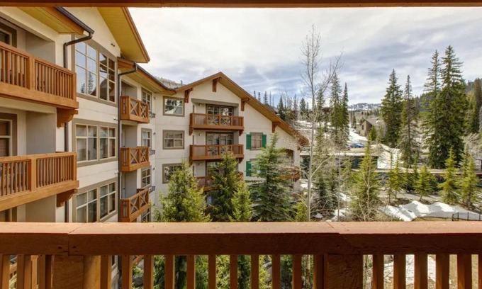 Salt Lake Mountain Resorts Condo | Ski in/Ski out Condo in Powderhorn Lodge at Solitude Resort