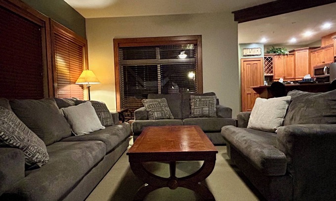 Big White Ski Resort Ski Chalet | Ski-In/Ski-Out Chalet Family-Friendly Happy Valley!