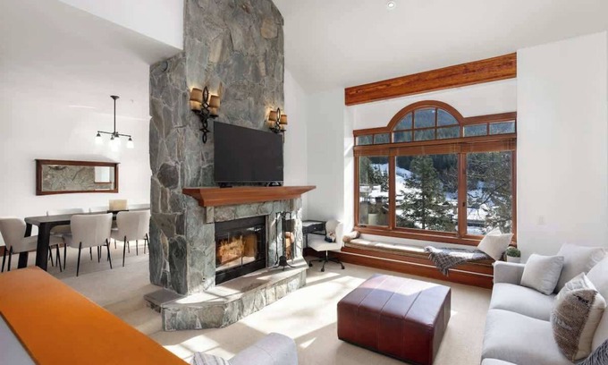 Nordic Estates House | Ski-in-Ski-out Mountainside, Private Hot Tub