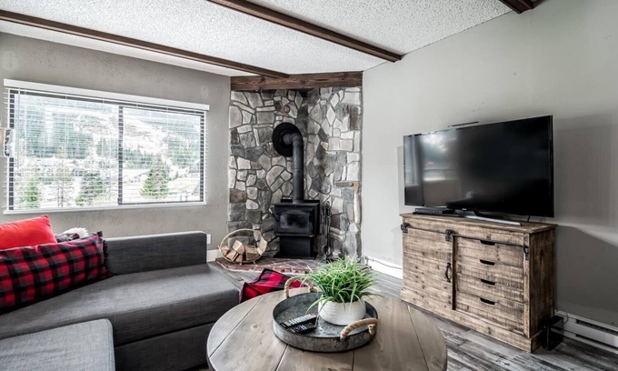 Hemlock Valley Condo | ski-in/ski-out, outdoor pool, hot tub, wood fire place, BBQ
