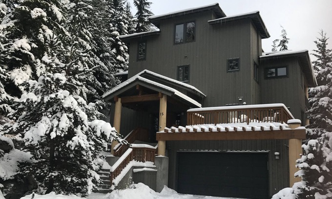 Nordic Estates House | Ski-in Ski-Out - Private Hot Tub - Views