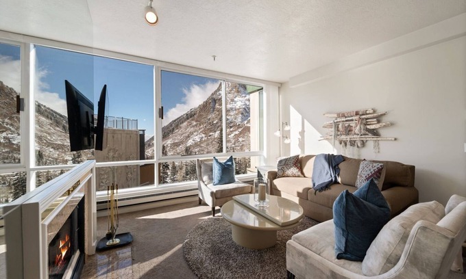 Salt Lake Mountain Resorts Condo | Ski in/Ski Out to Snowbird in this Delightful Condominium with Fireplace