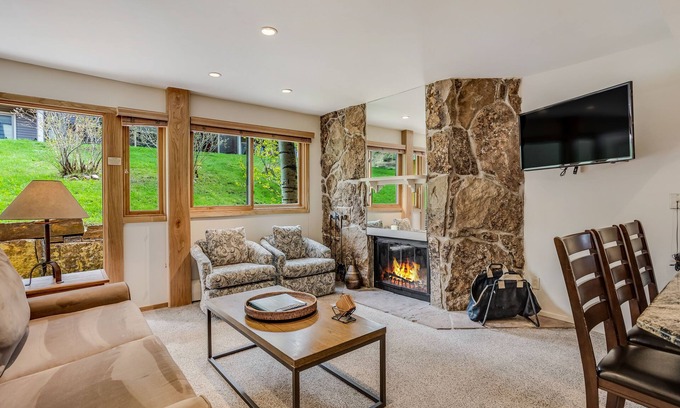 Snowmass Village Condo | 🏔️Ski-In, Ski-Out~Hot Tub~Studio Deluxe 403🏔️