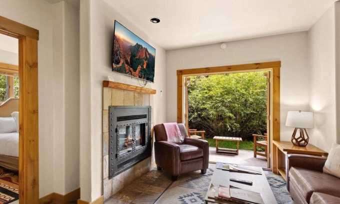 Mountain Village Condo | Ski Side Retreat: Soak, Ski, Sip