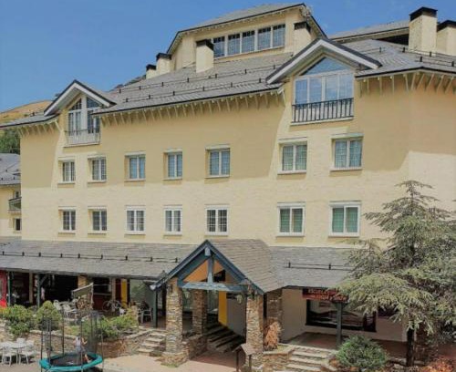Pradollano Apartment | SKI & SNOW APARTMENTOS by TODOSIERRANEVADA - Plaza Principal Junto a los Telecabinas