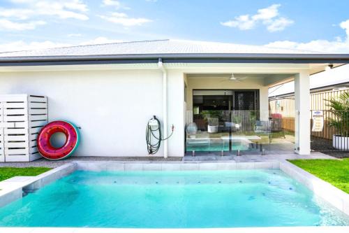 Trinity Beach House | Skippers Rest -Modern Comfort, and Beach Proximity