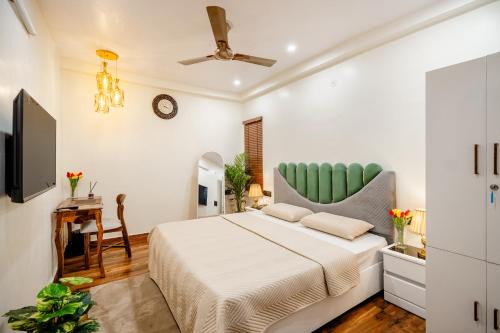 South West House | Sky Nest, Room in Terrace