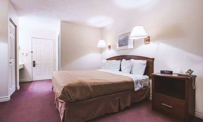 McCook Hotel | Sky-Palace Inn & Suites McCook